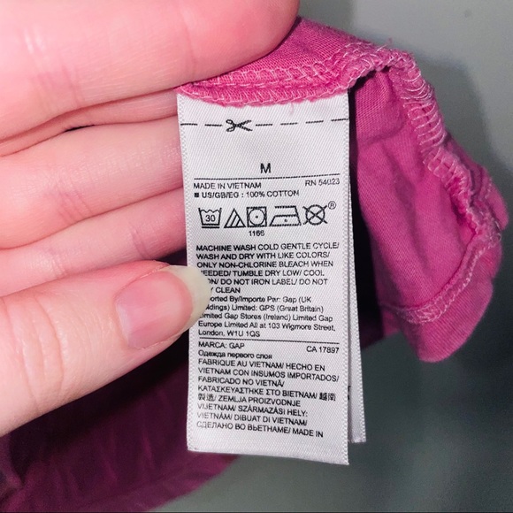 Pink v-neck Gap t-shirt medium - Picture 3 of 4